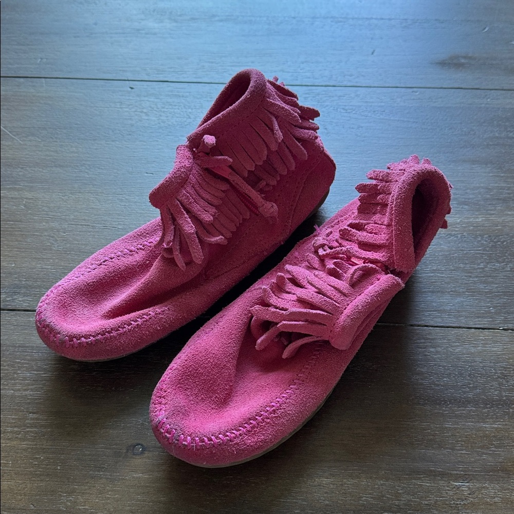 Size 3 Minnetonka Double Fringe Side Zip Boot in pink